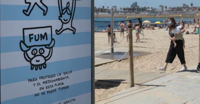 Barcelona interzice fumatul pe toate plajele