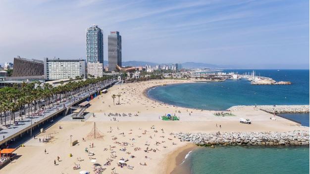 Barcelona interzice fumatul pe toate plajele