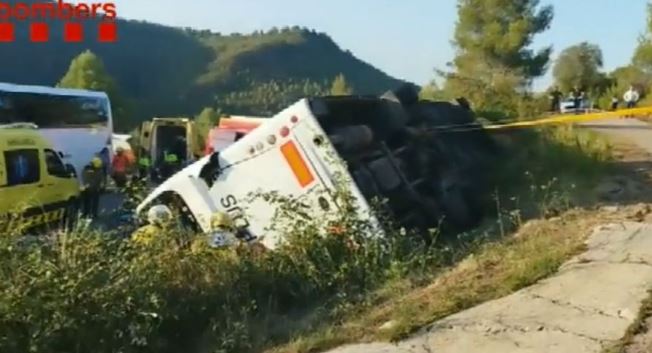 un autobuz cu nuntași s-a răsturnat