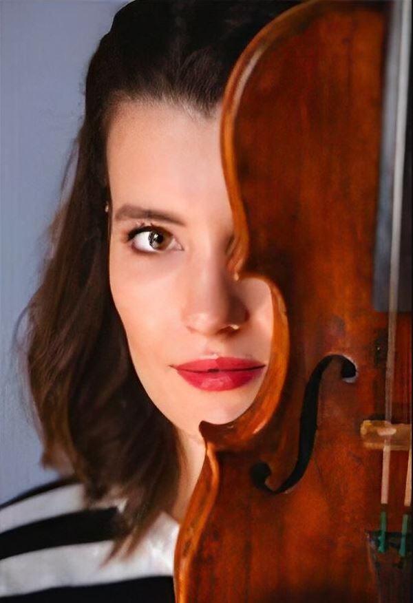 tânăra violonistă Maria Florea