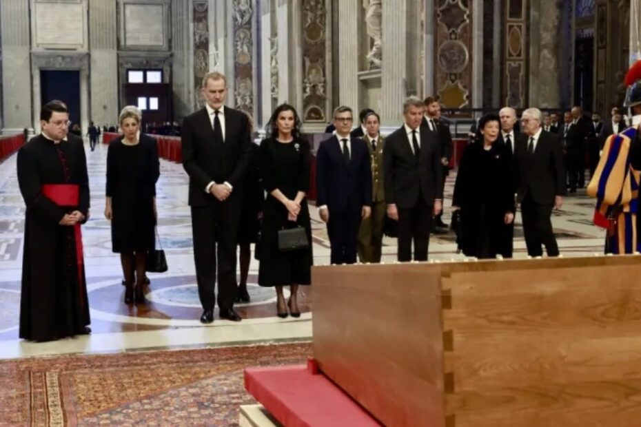 regina-spaniei-funeralii-papa-nu-trebuia