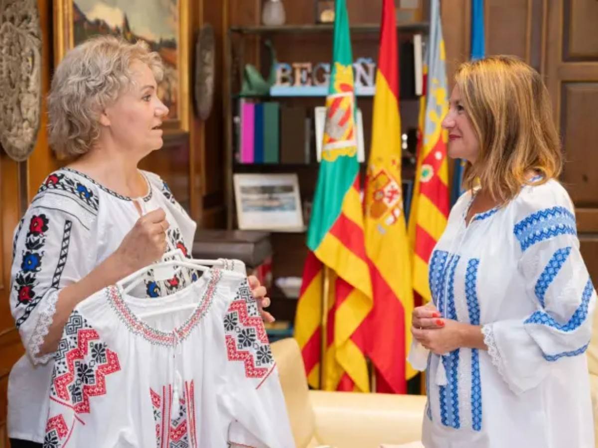 Primărița din Castellón îmbracă o ie românească - foto: primărița în ie
