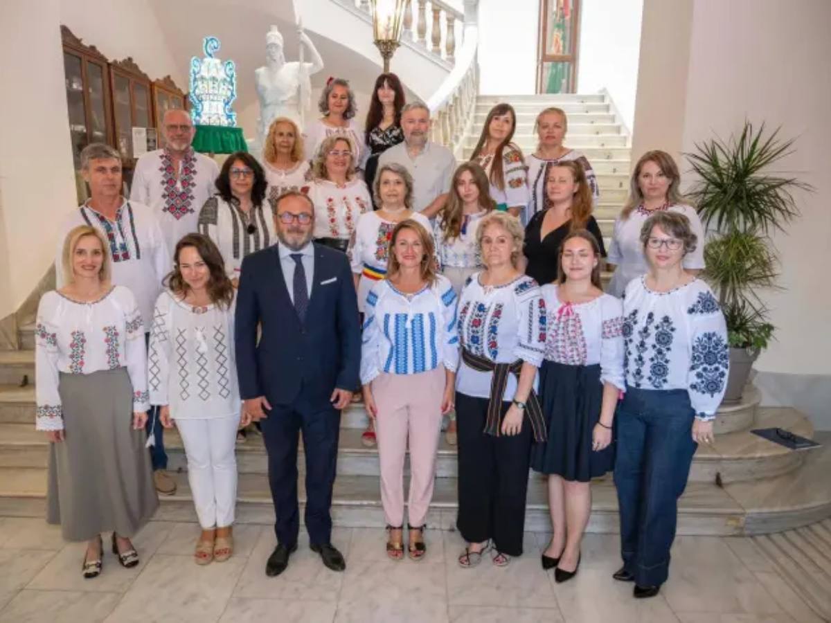 Primărița din Castellón îmbracă o ie românească - Foto: grup de romani si primărița în ie