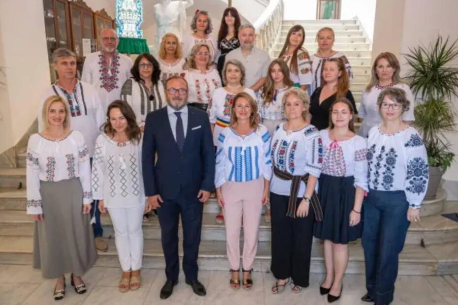 Primărița din Castellón îmbracă o ie românească - foto: grup de romani si primărița în ie