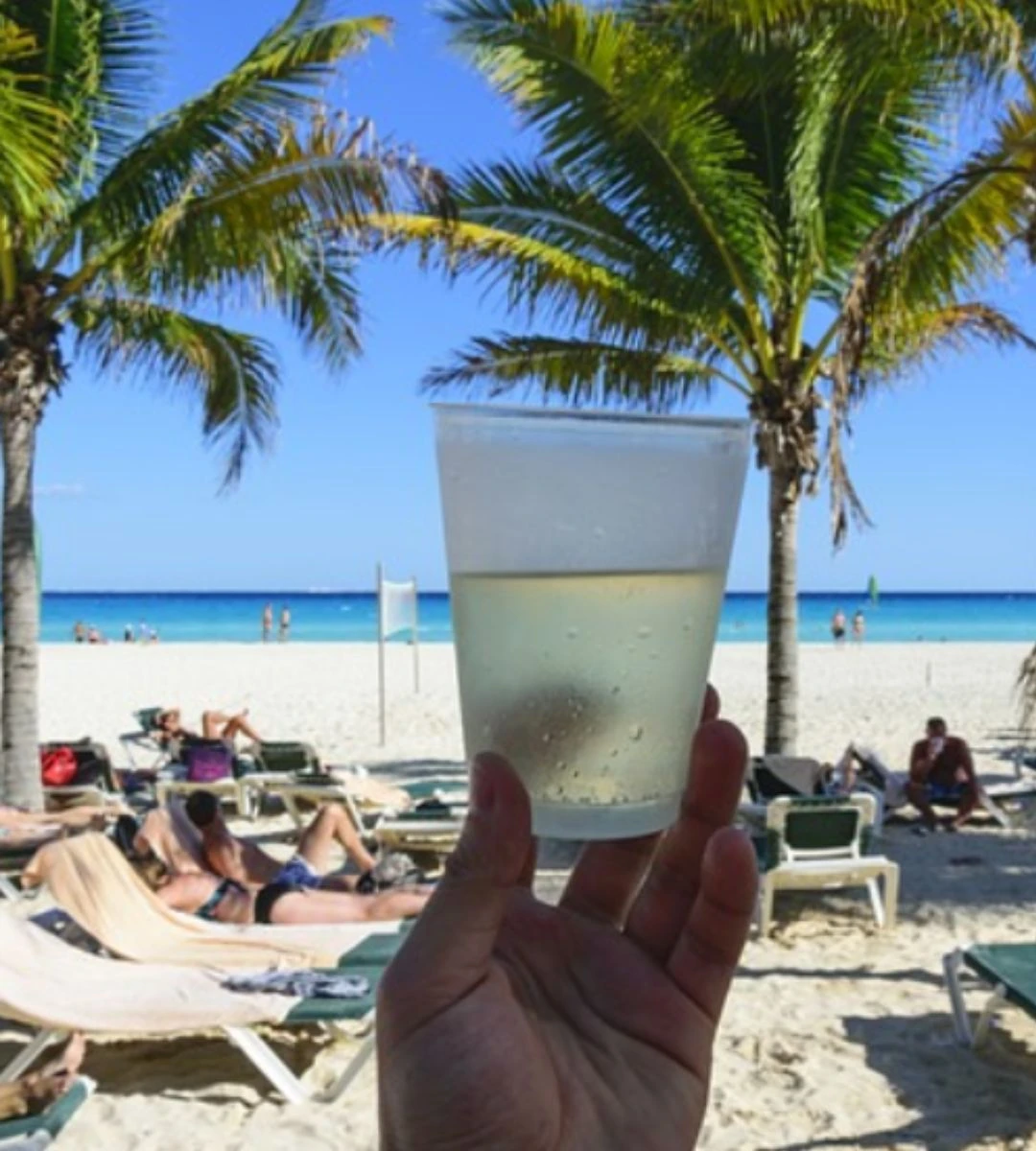 Cocktailurile de pe plajă pun sănătatea în pericol