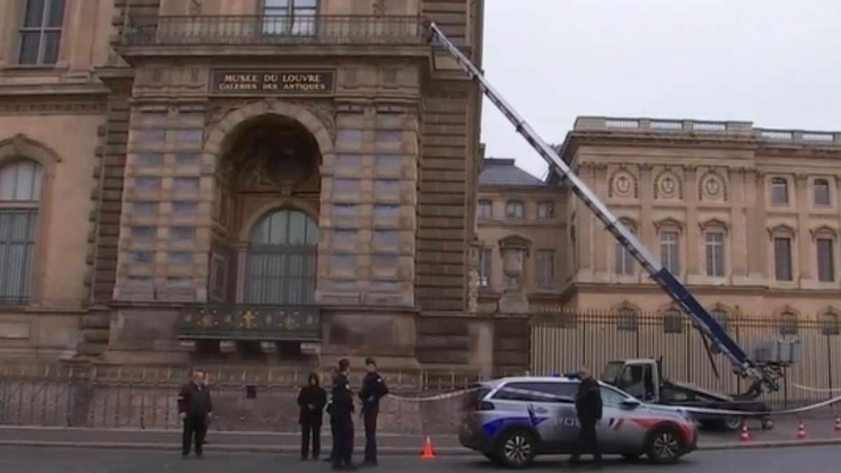 Furt misterios la Luvru