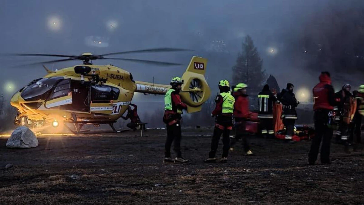 Valanga sulle Alpi, soccorritori in azione sulla neve