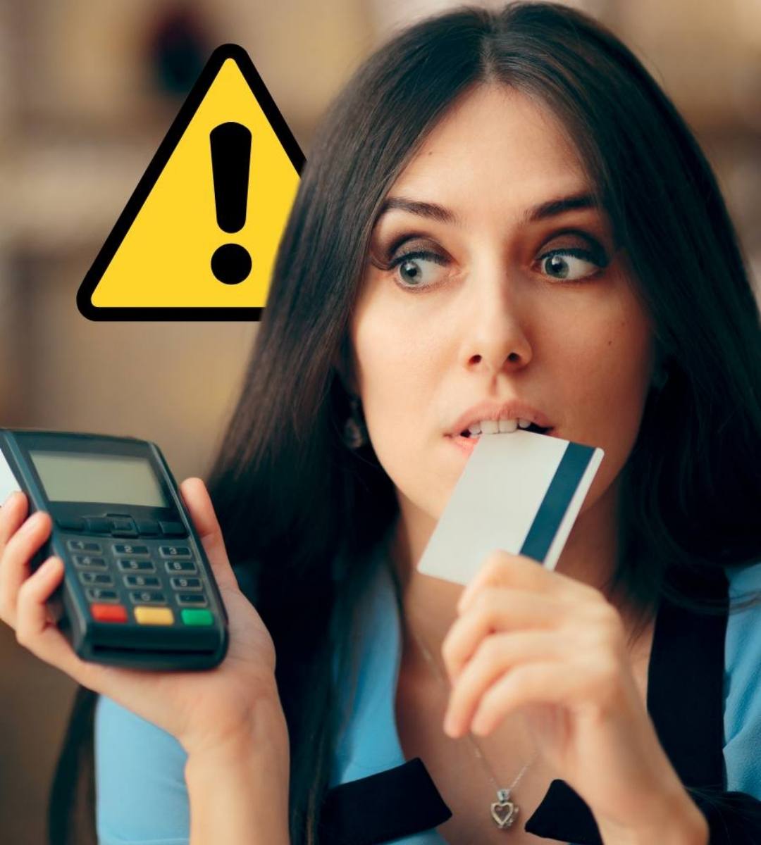 Fată cu un terminal de plată.