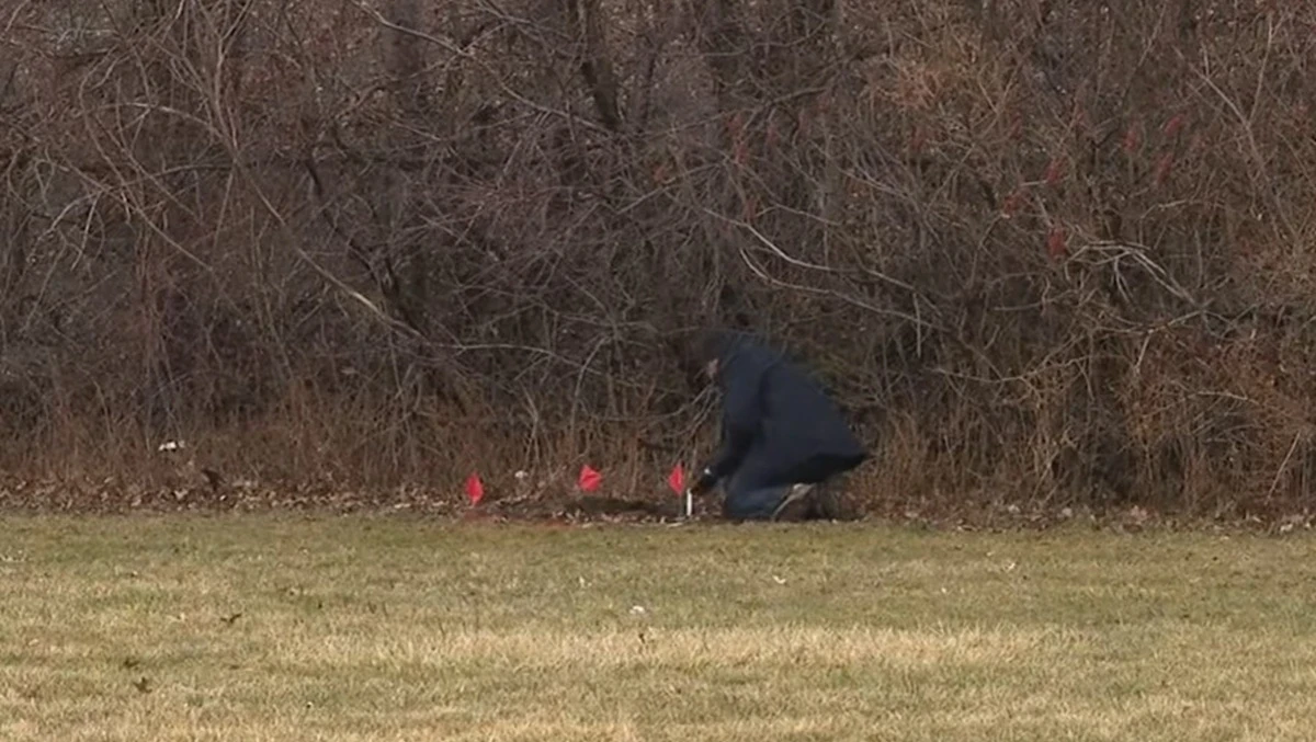 Intervenția poliției după descoperirea a două valize îngropate într-un câmp din Cleveland