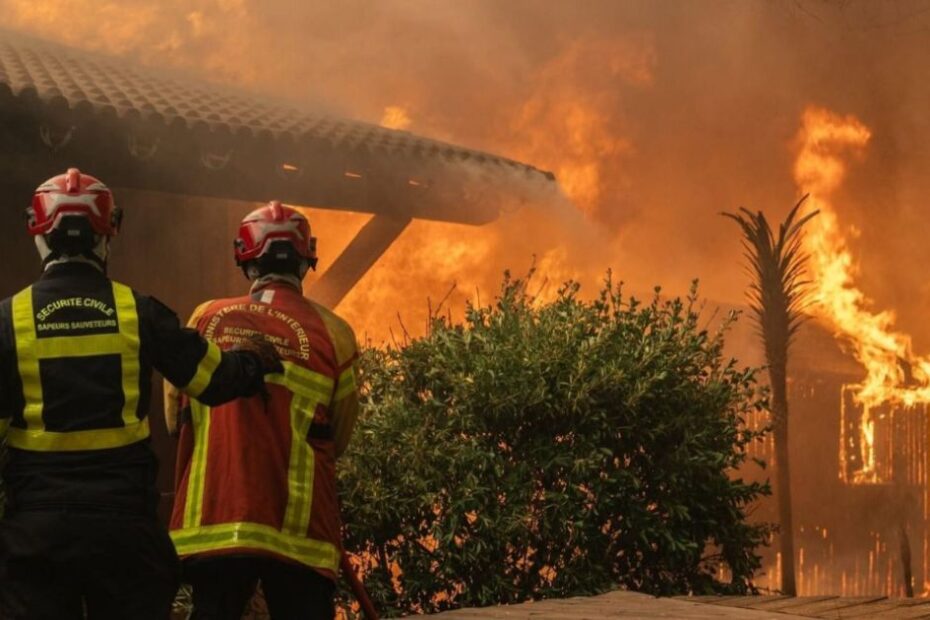 incendii Spania și Franța. Imagine: doi pompieri și casă care arde