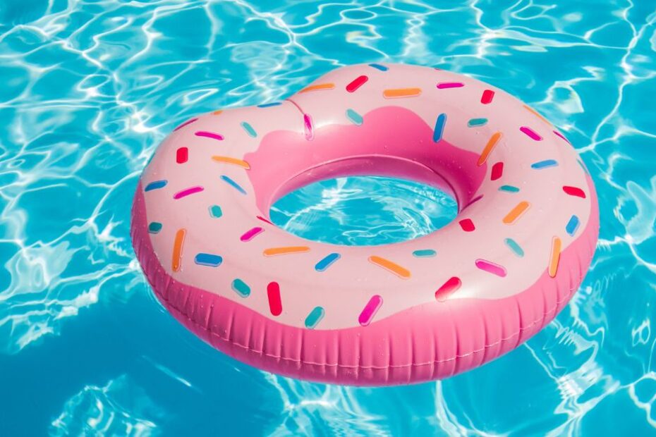 Un bebeluș a murit înecat într-o piscină privată din Vigo. În imagine: colac de salvare pentru copii