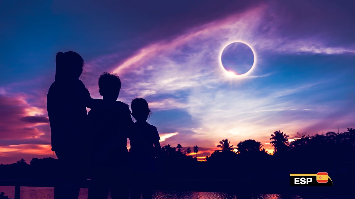Eclipsa totală de Soare din 12 august. Foto: copii privesc spre cer eclipsa. Sursa foto: Canva
