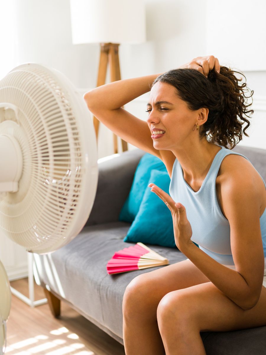Orașul din Spania unde viața începe abia după apusul soarelui. În imagine: femeie suferă de cald, în fața ventilatorului