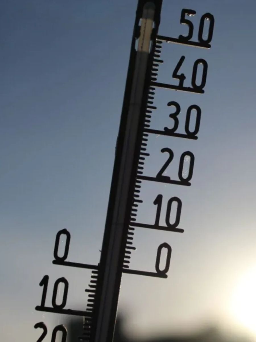 Al cincilea val de căldură din Regatul Unit. Foto: Tower Bridge și un termometru care indică o temperatură ridicată.