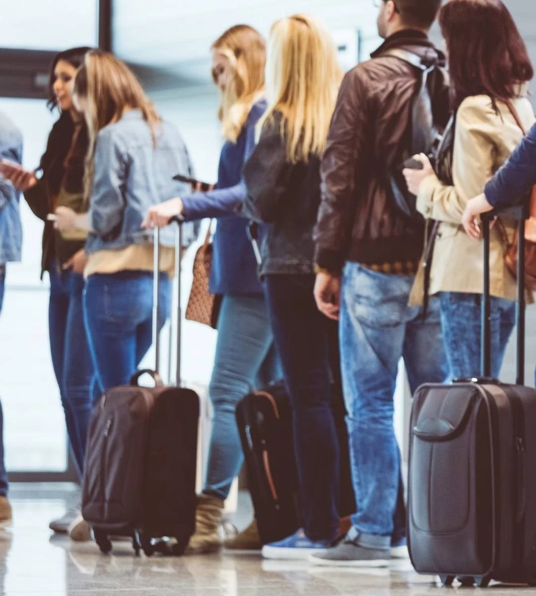 Război Schengen între Spania și Italia. Imagine: călători cu valizela aeroport