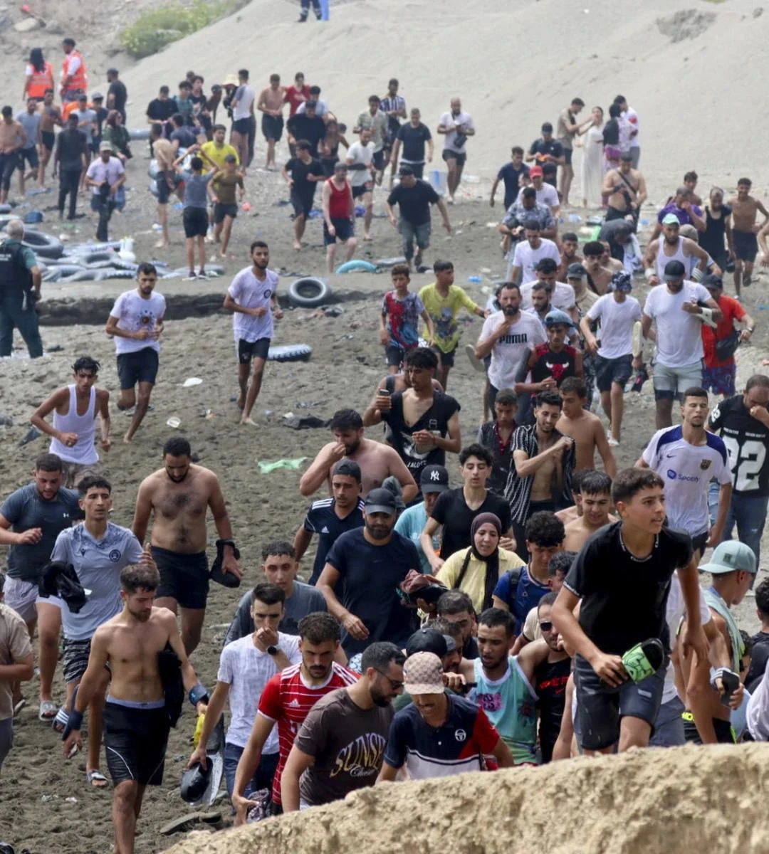 Un partid german vrea să-i aducă în Germania pe migranții din Ceuta. În imagine, un grup de imigranți ajunși ilegal în Ceuta