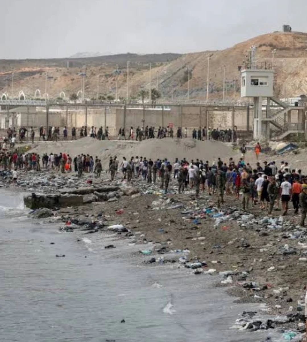 Un partid german vrea să-i aducă în Germania pe migranții din Ceuta. În imagine, un grup de imigranți ajunși ilegal în Ceuta