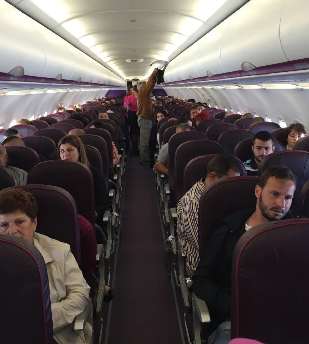 Record de români care pleacă definitiv din țară. Imagine ilustrativă cu pasageri în avion