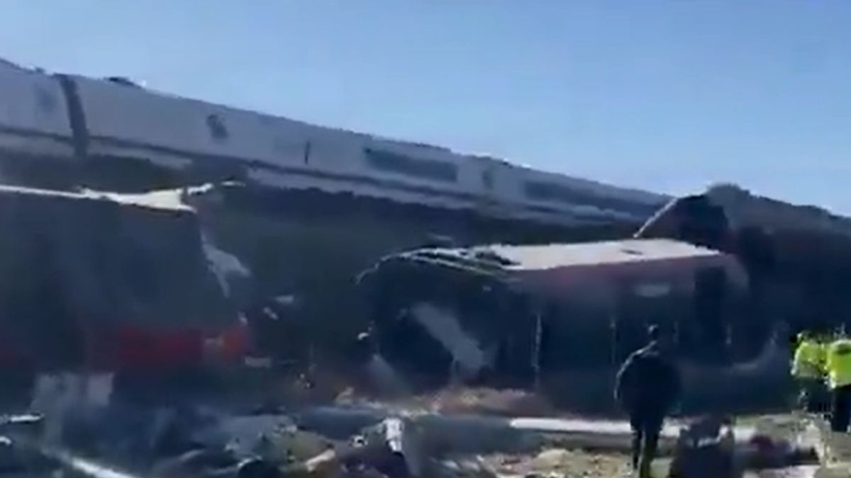 Vagoane grav avariate și răsturnate după accidentul feroviar din Spania, cu echipe de intervenție la fața locului